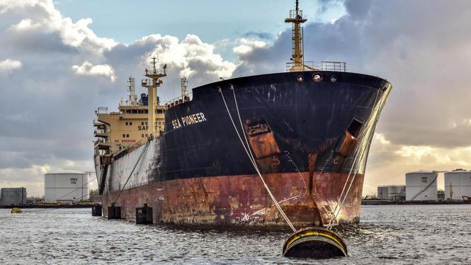 Bemanning olietanker al 5 weken vast in Amsterdamse haven