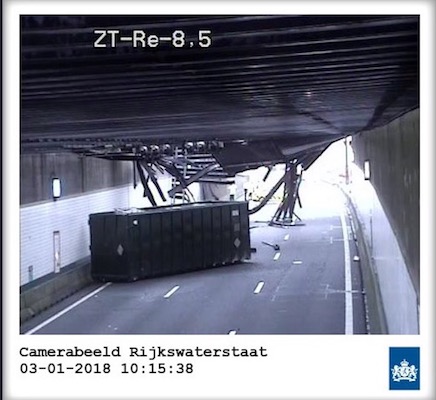 Schade aan Zeeburgertunnel na ongeval vrachtwagen