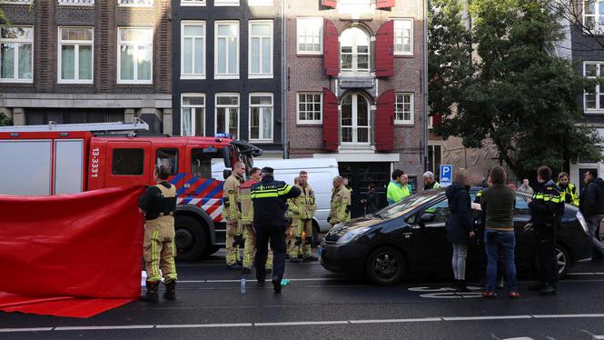 Voetganger overleden na aanrijding met taxi Rozengracht