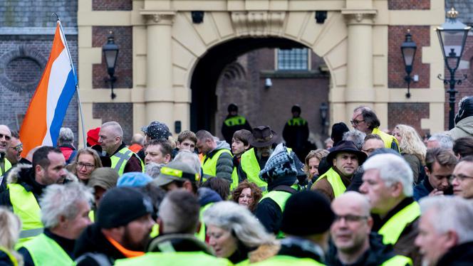 Gele hesjes protesteren zaterdag in Amsterdam