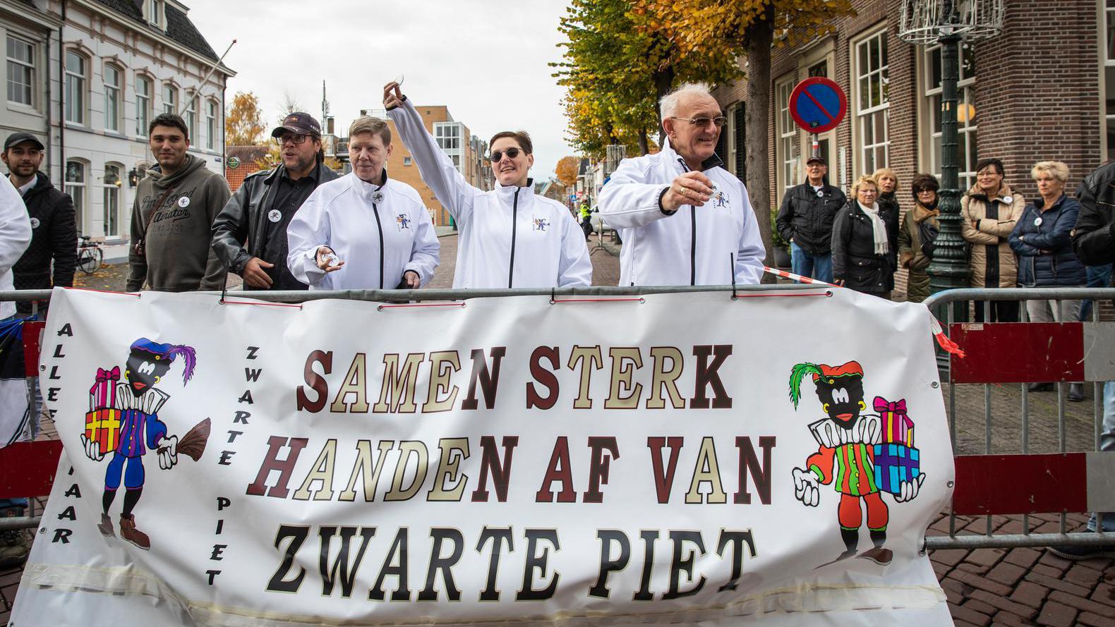 Demonstratie pro-Pieten in Weesp trekt 9 man: 'Komt door het weer'