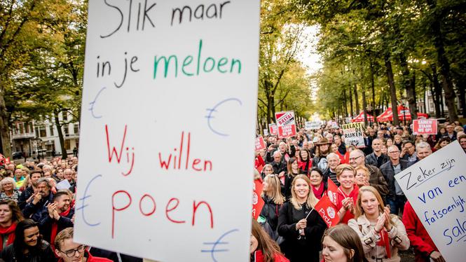 Protestmars voor 'sociaal Nederland' vanaf de Dam