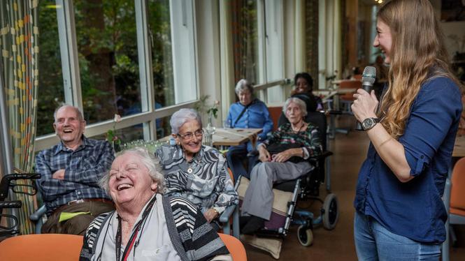 Amsterdamse studenten geven les aan ouderen